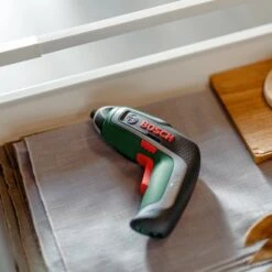 Bosch Akkuschrauber IXO 7 Basic Inkl. Akku, Ladekabel & Box -Werkzeug Verkaufsgeschäft 9600271 AB 01